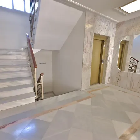 Estela. Spacious Two Bedroom In Center With Parking. Apartment