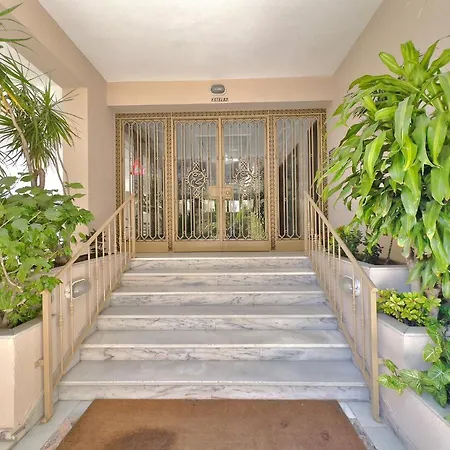 Estela. Spacious Two Bedroom In Center With Parking.