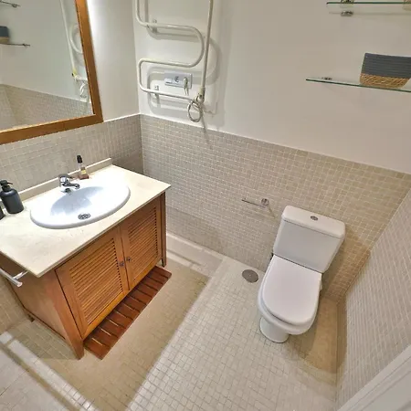 Estela. Spacious Two Bedroom In Center With Parking. Apartment