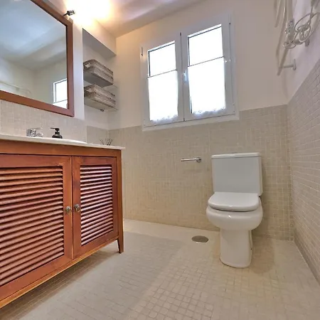 Estela. Spacious Two Bedroom In Center With Parking. *