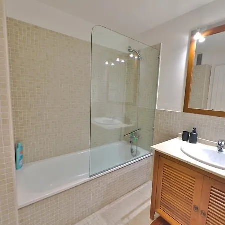 Estela. Spacious Two Bedroom In Center With Parking. Apartment *