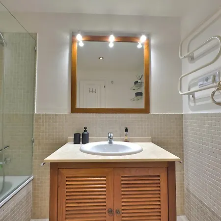 Apartment Estela. Spacious Two Bedroom In Center With Parking. *
