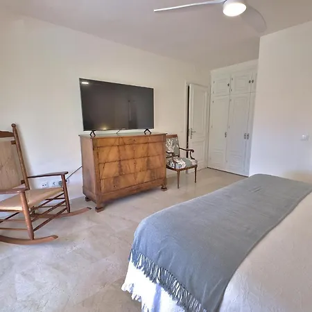 Estela. Spacious Two Bedroom In Center With Parking. Apartment *
