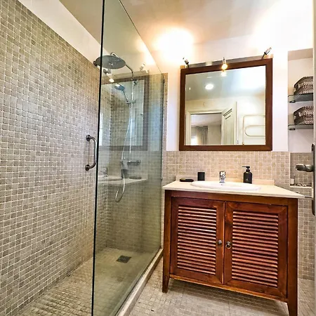 Estela. Spacious Two Bedroom In Center With Parking. *