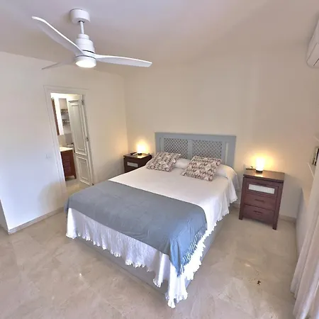Estela. Spacious Two Bedroom In Center With Parking.