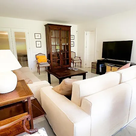 Estela. Spacious Two Bedroom In Center With Parking. Apartment