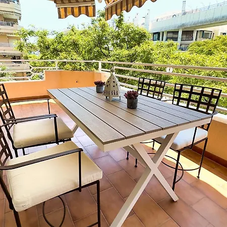 Estela. Spacious Two Bedroom In Center With Parking.