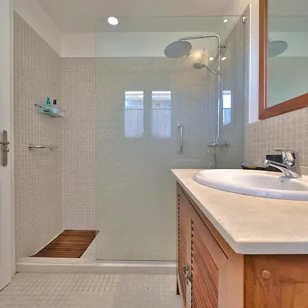 Apartment Estela. Spacious Two Bedroom In Center With Parking.