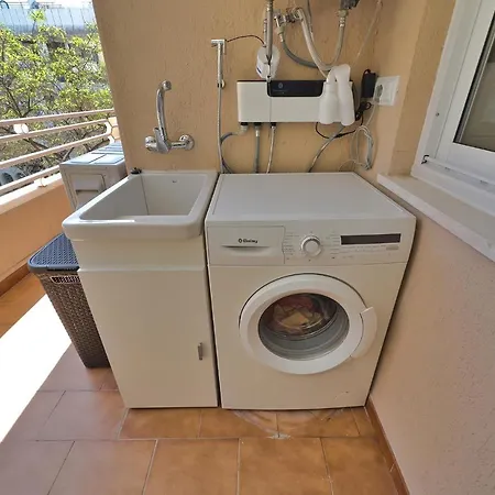Apartment Estela. Spacious Two Bedroom In Center With Parking.