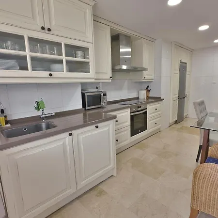 Estela. Spacious Two Bedroom In Center With Parking. Apartment